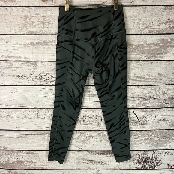 Athleta Salutation Stash Pocket LL 7/8 Tight Leggings in Zebra - Picture 6 of 9